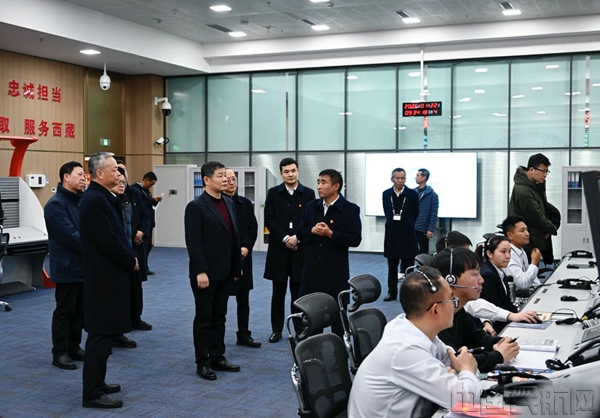 欧阳霆在空管中心进近管制室调研慰问3