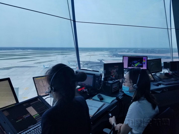 nEO_IMG_华北空管局大兴机场塔台管制员保障航班运行