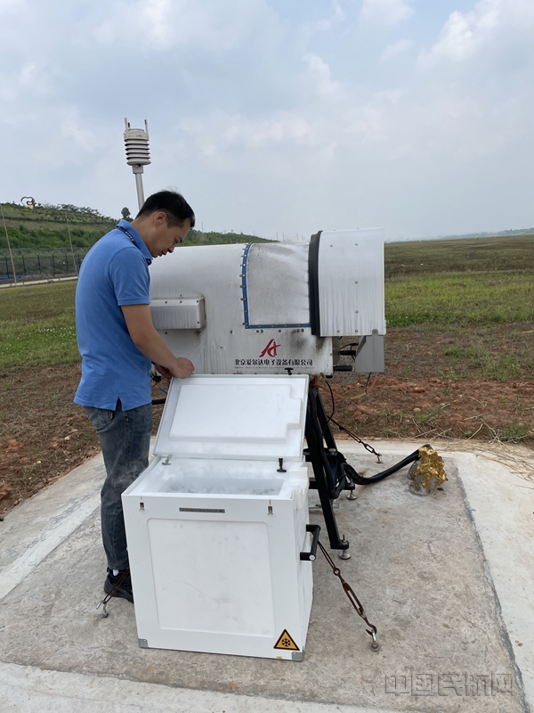 西南空管局气象中心完成成都双流机场微波辐射计标定工作_副本.jpg