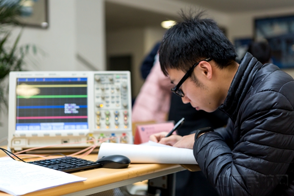 3月10日,中国民航大学2017年秋季第五期教师岗位中级资质培训工程实践项目验收会上,基于USB总线的多通道ARINC429总线信号源项目组教师正在认真记录数据。杨豪 拍摄.jpg
