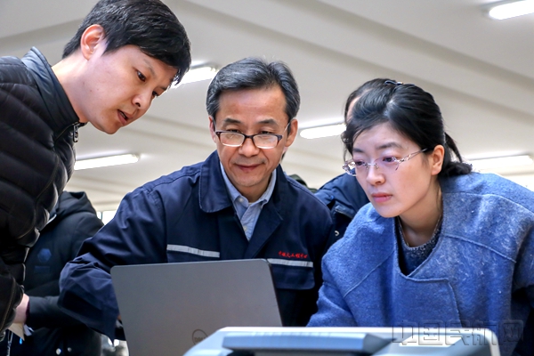 3月10日,中国民航大学2017年秋季第五期教师岗位中级资质培训工程实践项目验收会上,专家对项目进行点评。周玲蓓 拍摄.JPG