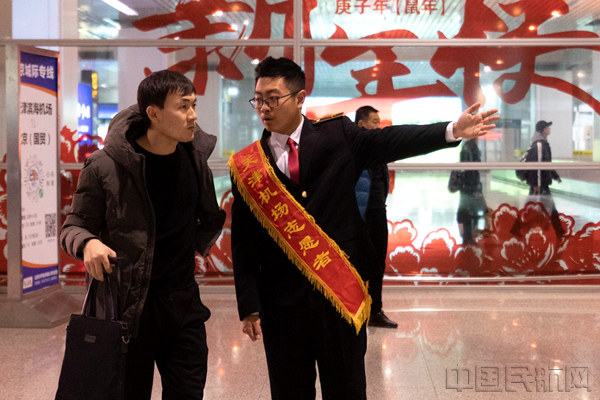 中航大学生志愿者为旅客指引方向 摄影 李玮琪_副本.jpg