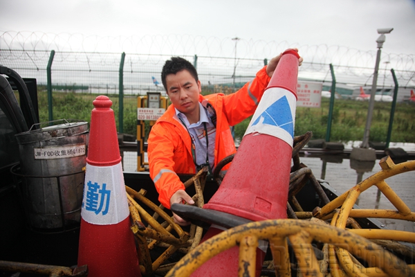 广州白云机场地勤机务,及时为飞机换鞋