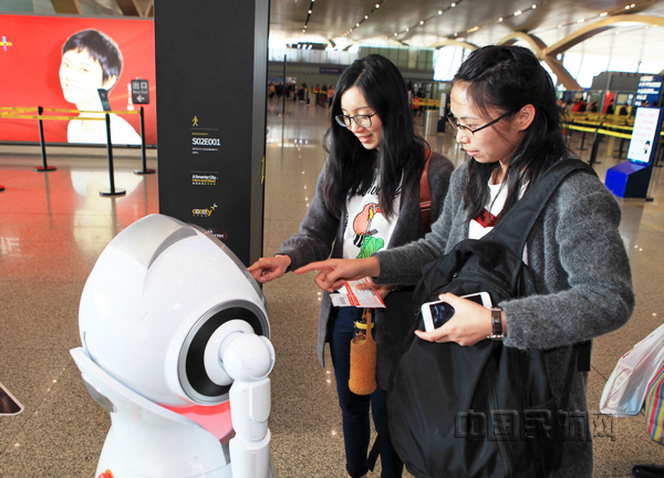 智能机器人吸引着过往的乘机旅客  倪嘉云 摄1.jpg