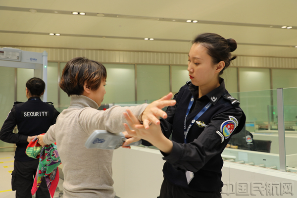 图:安检员实施人身检查 赵振龙摄_副本.jpg 图:安检员实施人身检查 赵振龙摄_副本.jpg