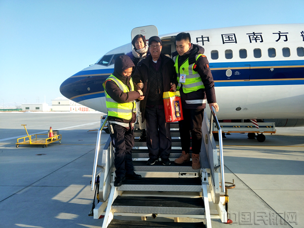 及时帮扶旅客_副本.jpg 及时帮扶旅客_副本.jpg