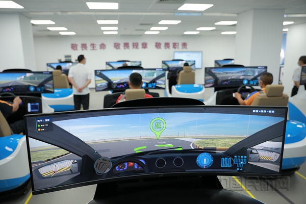 中心首次引入虚拟仿真技术，可进行机场飞行区实景模拟 摄影：柯光坤_副本.jpg