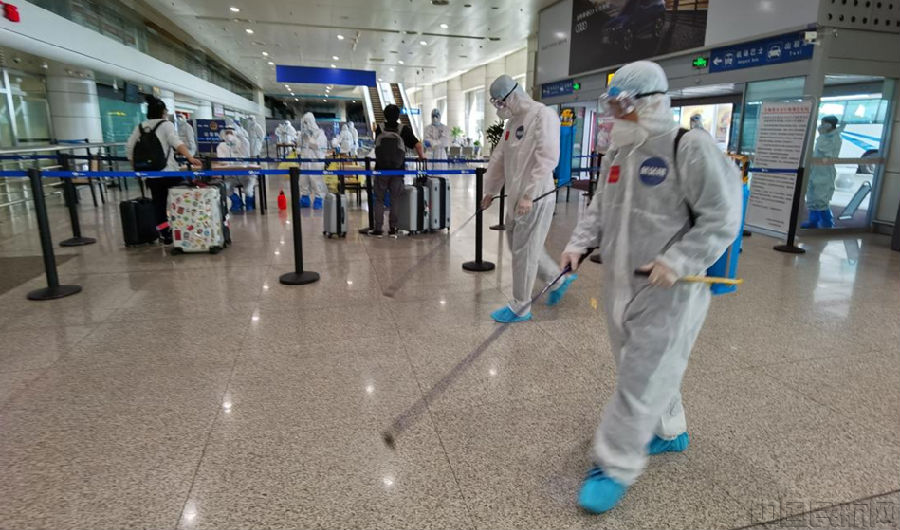航站楼管理部的队员们身着防护服在长春机场T1做日常消杀。杨宇安.png