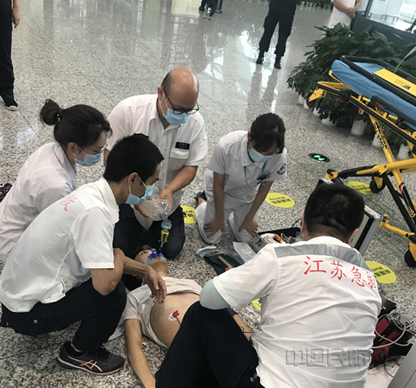 机场急救人员和120一共救治旅客-苏南机场供图_副本.png