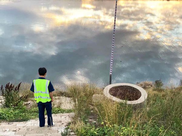 石家庄机场每天不定时对蓄水池水位进行检测。河北机场集团董东_副本.jpg