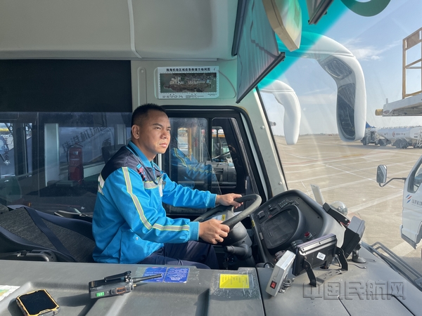 nEO_IMG_林文雅摆渡车保障
