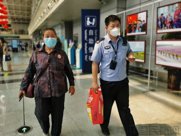 3人人落实首问责任制，机场民警为首乘旅客提拿行李.jpg