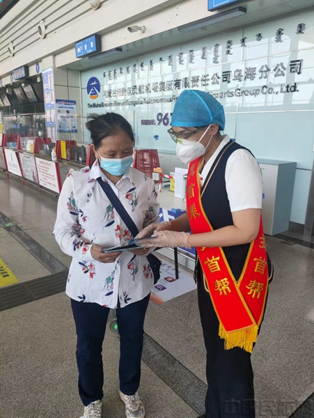 为首乘旅客提供全程引导服务.jpg