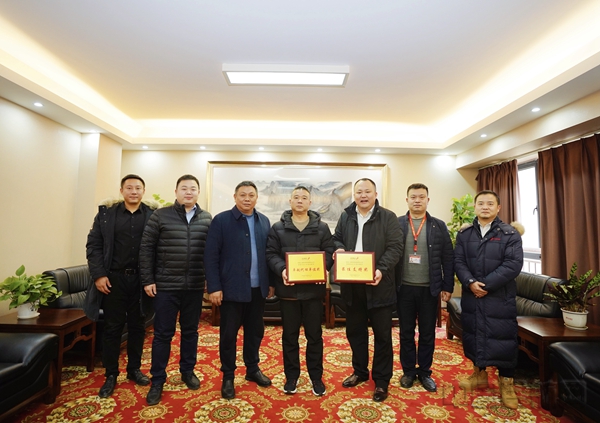 2022年1月20日上午,深圳航空向三峡机场颁发“卓越代理单位奖”和“最佳支持奖”01