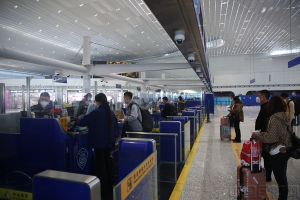 图说:移民管理警察进行出入境查验工作,口岸整体客流回升势头明显1