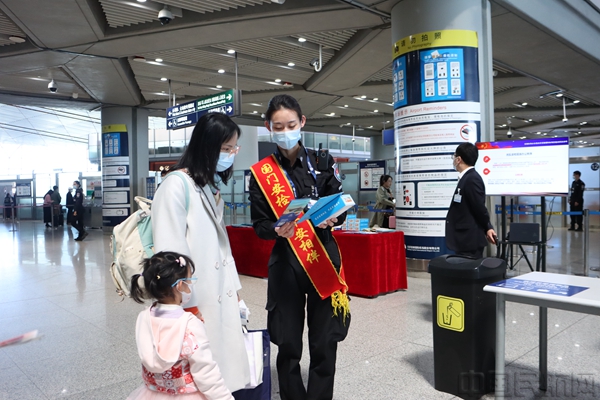 安保公司将主题教育与实际工作有机结合,图为安检员正在为旅客宣传安检法律法规