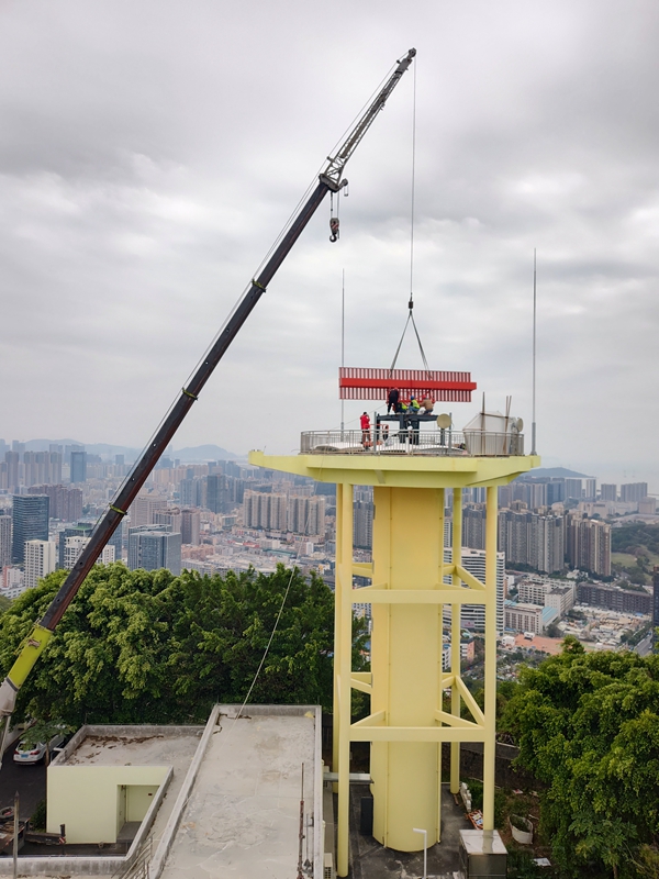 深圳空管站朱凹山二次雷达正在吊装(1)
