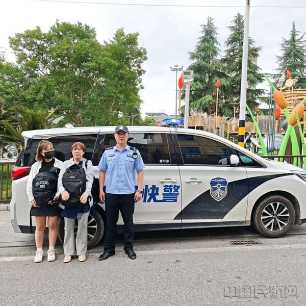 湘西边城机场公安民警协助旅客寻回遗失背包10