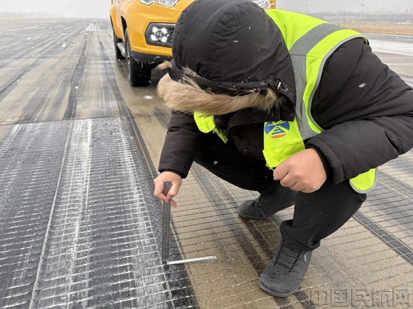 九江机场场务人员进行跑道评估1