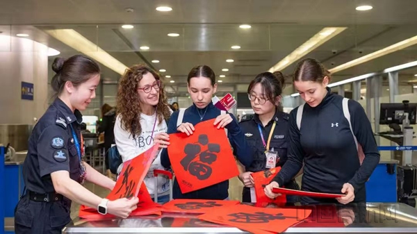 NEO浦东机场让来沪过年的各国旅客体验春节传统文化-善见摄