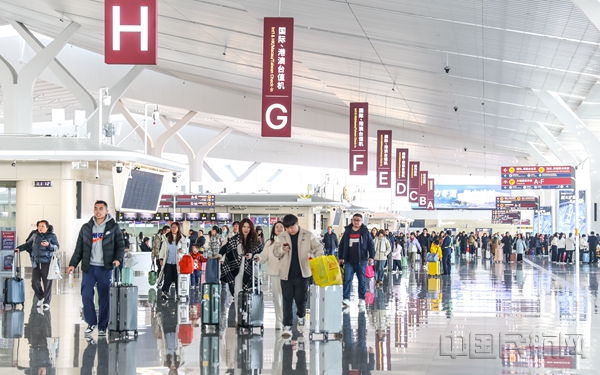 2026年春运首日,航站楼流动的人潮-李宜鹏摄 (2)