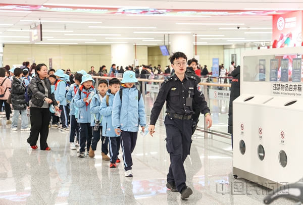 安检员帮助研学团队旅客快速过检-李宜鹏摄 (2)