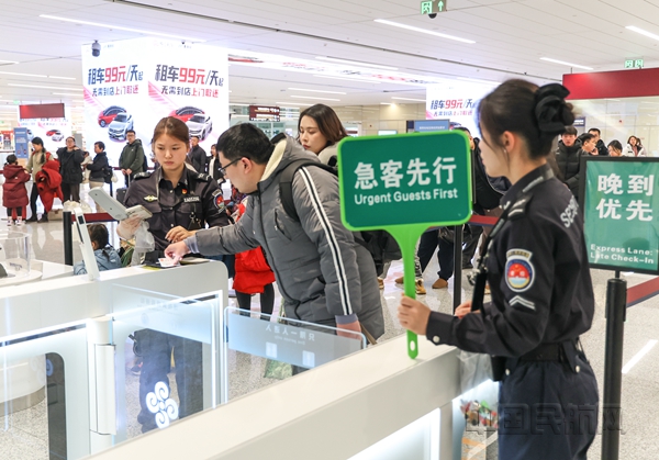 西安机场为晚到旅客提供专属通道,帮助旅客快速过检-李宜鹏摄 (2)