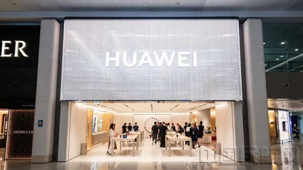 华为臻选店位于浦东机场2号航站楼国内混流层核心区域的品牌广场-善见摄1 - 副本