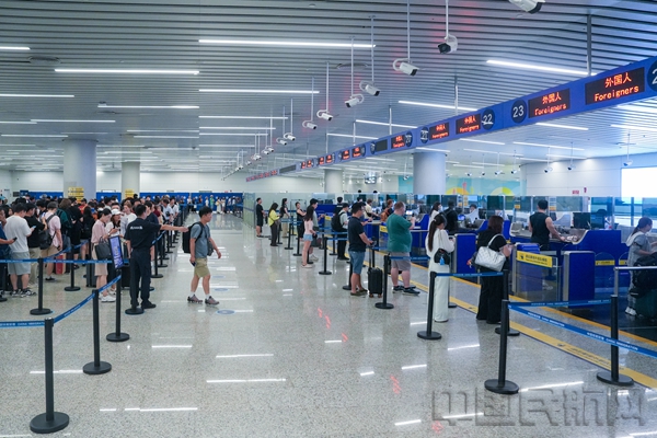 暑运期间,白云机场口岸出入境客流高位运行21