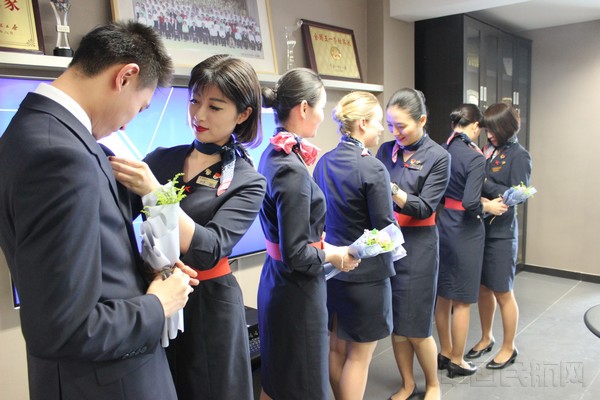 匠心传承东航洋空姐劳动节前拜师劳模-中国