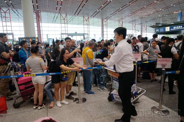 国航地服:不眠的守候 为旅客撑起一片晴天