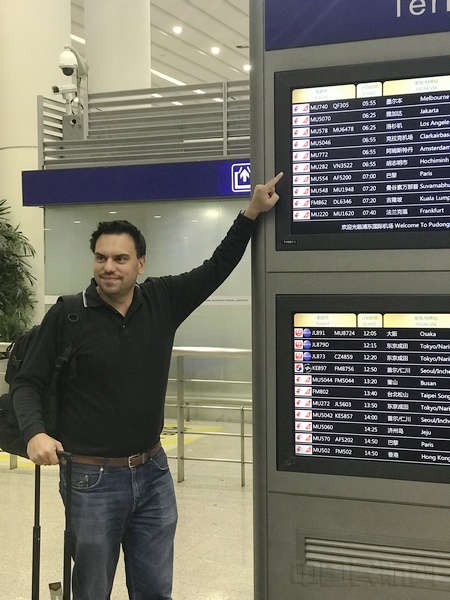 Andrew Fisher抵达浦东机场示意东航航班到港信息.jpg