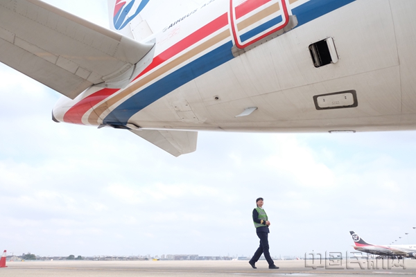 宁波首批民航女飞行员:90后女孩翱翔蓝天(图)