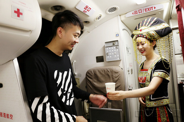 北部湾航空开展三月三特色主题客舱活动(图
