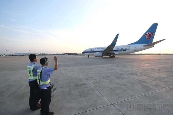 广州白云机场T2第一个出港南航航班CZ3197，广州06：25—呼和浩特，拍摄 曾健.jpg