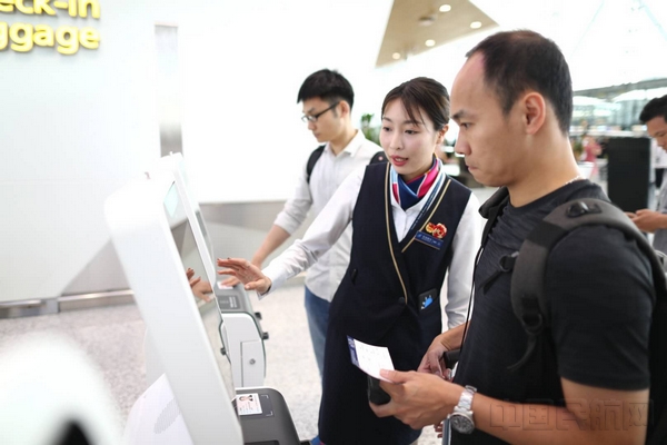 5月19日，广州白云机场T2出发大厅旅客开始自助托运和打登机牌 拍摄 曾健.jpg