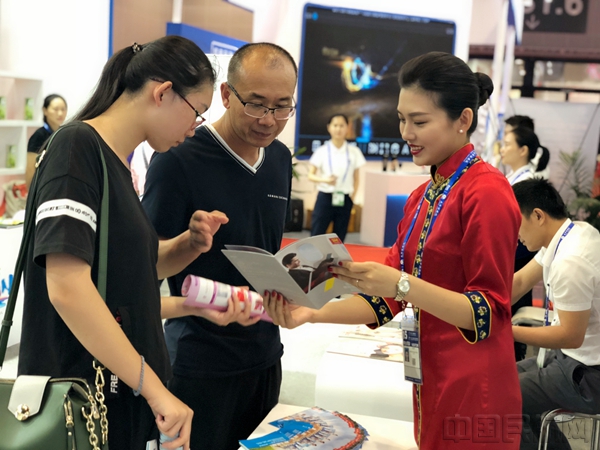 附图2:海航乘务礼仪人员为观众详细介绍海航服务产品_副本_副本.jpg
