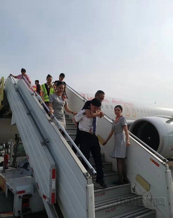 图六 机长背行动不便旅客下机05.jpg 图六 机长背行动不便旅客下机05.jpg