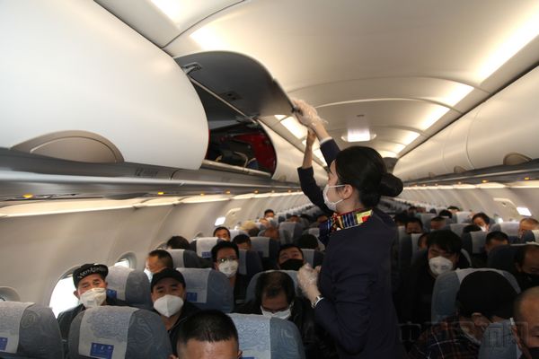 CA4011航班乘务员检查行李.JPG