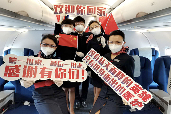 武汉到合肥返程航班起飞前，乘务组在做准备，_副本1.jpg