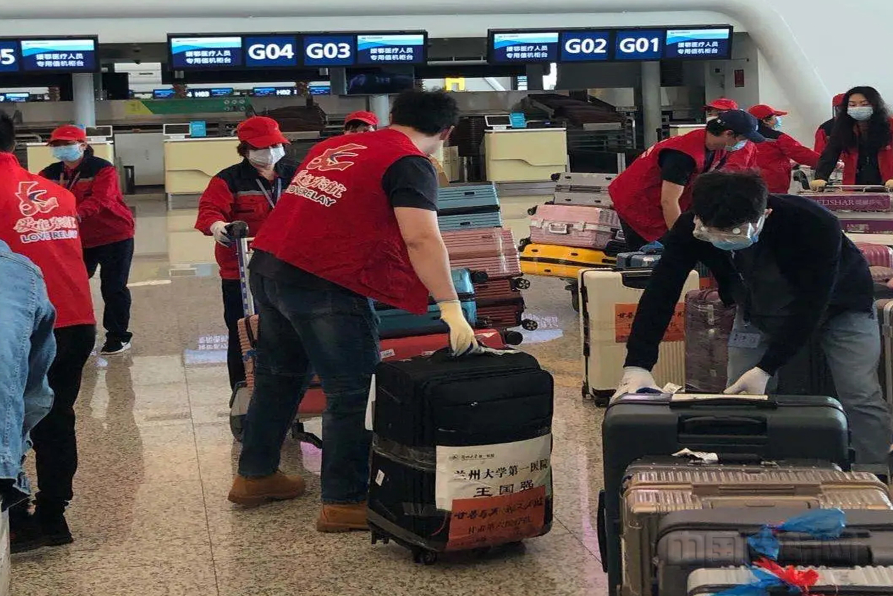 东航武汉公司的志愿者协助现场同事搬运行李物资-东航武汉供图1.jpg