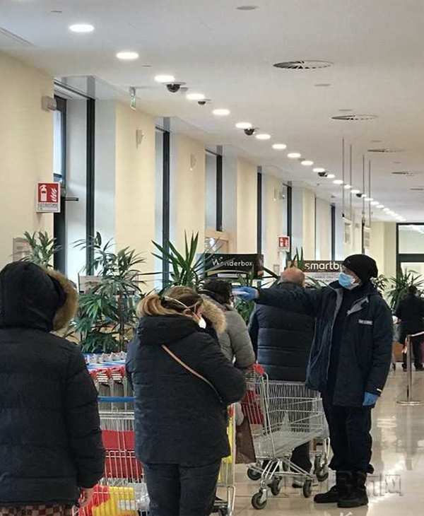 驻守米兰保障包机时，阎广和当地人一样，经历了排长队测温进超市购物-东航供图.jpg
