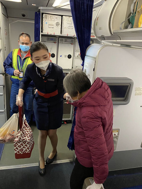 乘务员搀扶旅客下飞机21.jpg