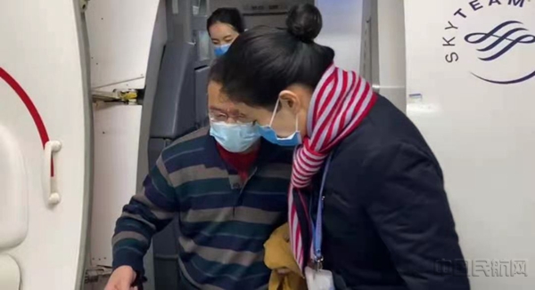 东航武汉“小燕子”特服员接上视障旅客-东航武汉公司供图1.jpg 东航武汉“小燕子”特服员接上视障旅客-东航武汉公司供图1.jpg