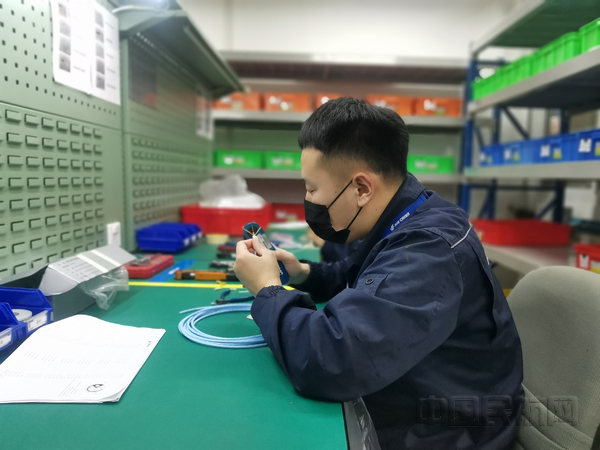 nEO_IMG_上图为:OV电气人员正在进行导线束的工作