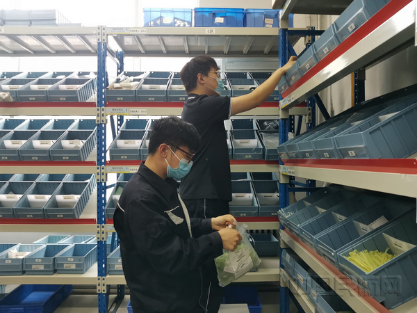 nEO_IMG_上图为:OV工作人员正在进行备件