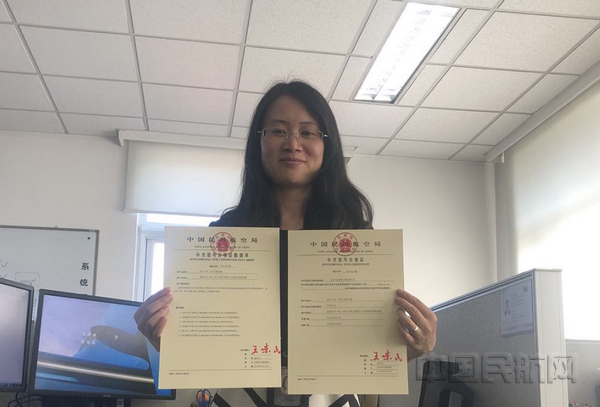 nEO_IMG_上图为:取证成功后李颖激动的与证件合影