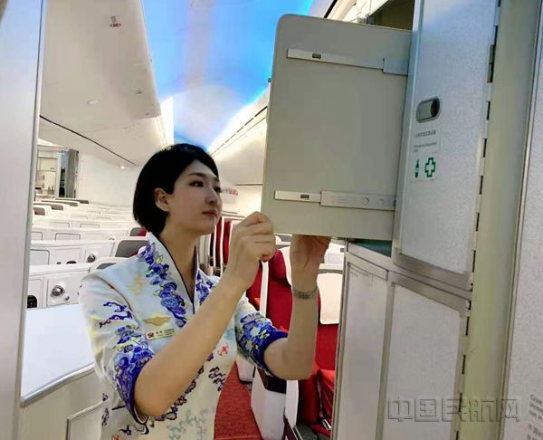 附图1:温雯正在检查飞机应急设备(非疫情期间拍摄)_副本.jpg