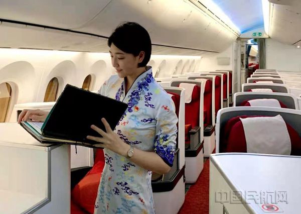 附图2:温雯正在确认航班手册(非疫情期间拍摄)_副本.jpg