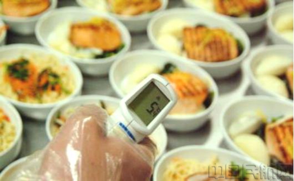 附图2:公务舱餐食测温.jpg 附图2:公务舱餐食测温.jpg